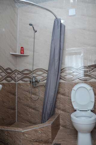 Хостелы Kutaisi Best Guest House Кутаиси Семейный суперлюкс-7