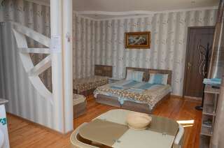 Хостелы Kutaisi Best Guest House Кутаиси Семейный суперлюкс-9