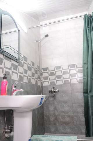 Хостелы Kutaisi Best Guest House Кутаиси Двухместный номер Делюкс с 1 кроватью и дополнительной кроватью-7