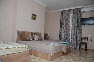 Хостелы Kutaisi Best Guest House Кутаиси Четырехместный номер-18