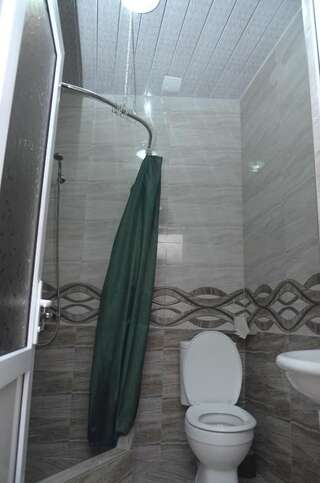 Хостелы Kutaisi Best Guest House Кутаиси Четырехместный номер-21